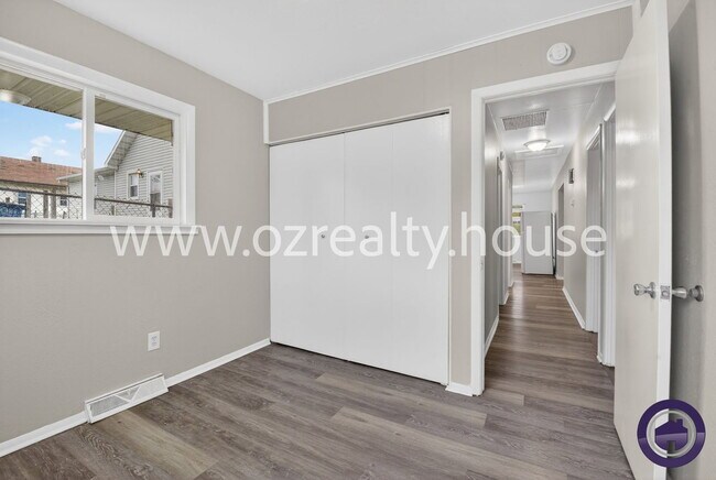 Building Photo - 732 Coyne Ave