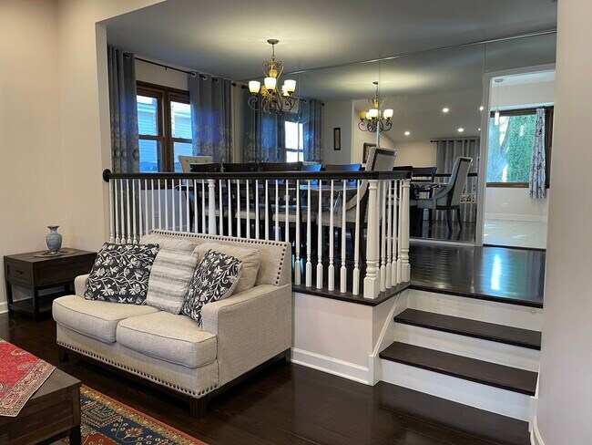 Building Photo - 1925 E Waverly Ln