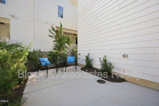 Building Photo - 2813 Wilcox Pl