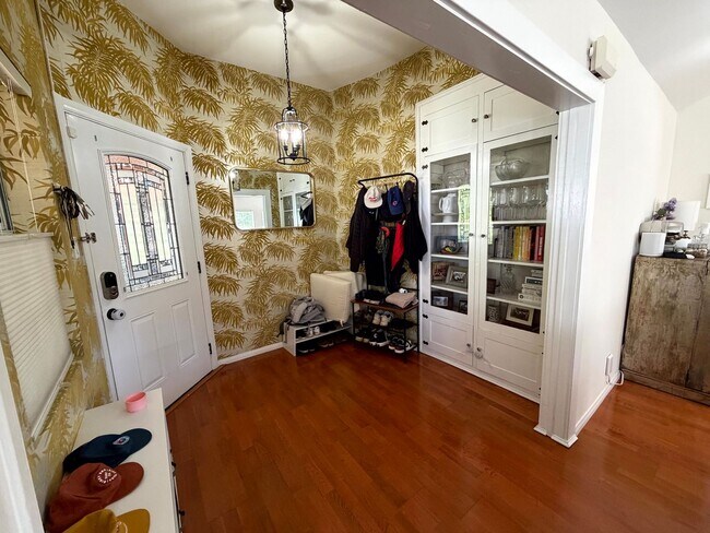 Building Photo - 3730 Edenhurst Ave