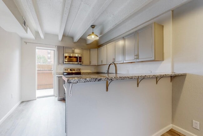 Building Photo - 1100 Alvarado Dr SE