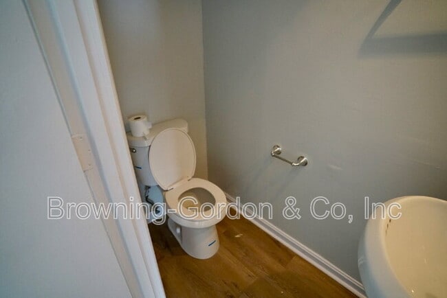 Building Photo - 5025 Hillsboro Dr