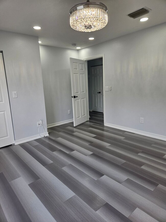 Building Photo - Stunning Fully Renovated Townhouse for ren...