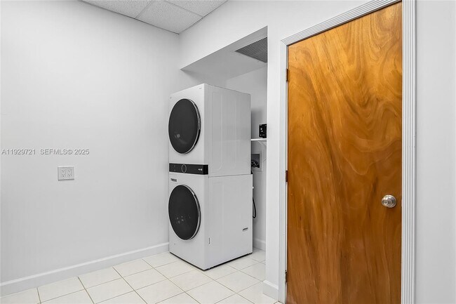 Building Photo - 2085 Ixora Rd