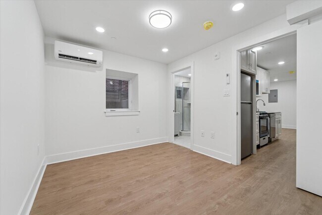 Building Photo - 812 W Roosevelt Blvd