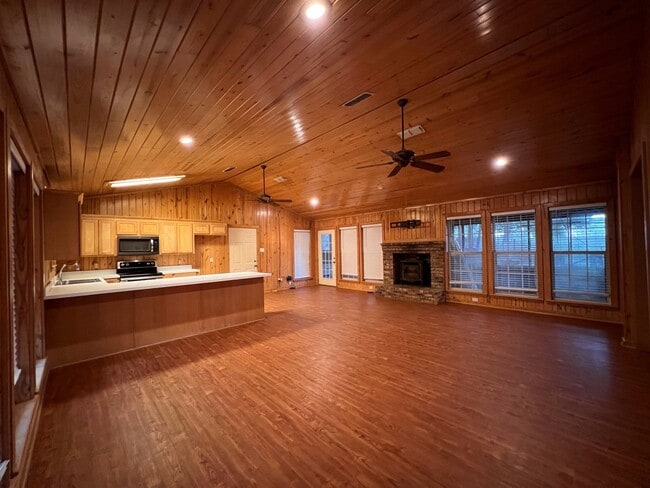 Building Photo - 261 County Rd