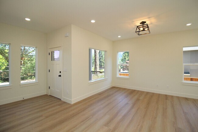 Building Photo - 4660-4660 SW Fairvale Ct