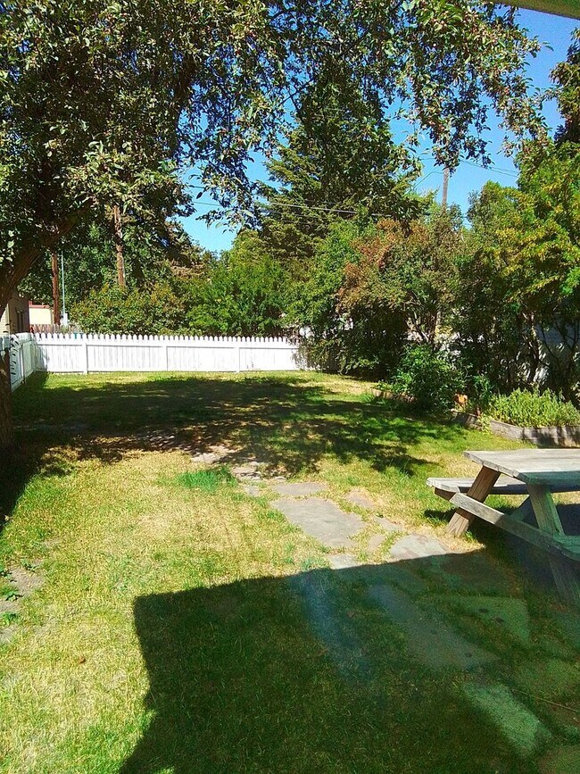 Building Photo - 4 Bedroom close to downtown, bike and walk...