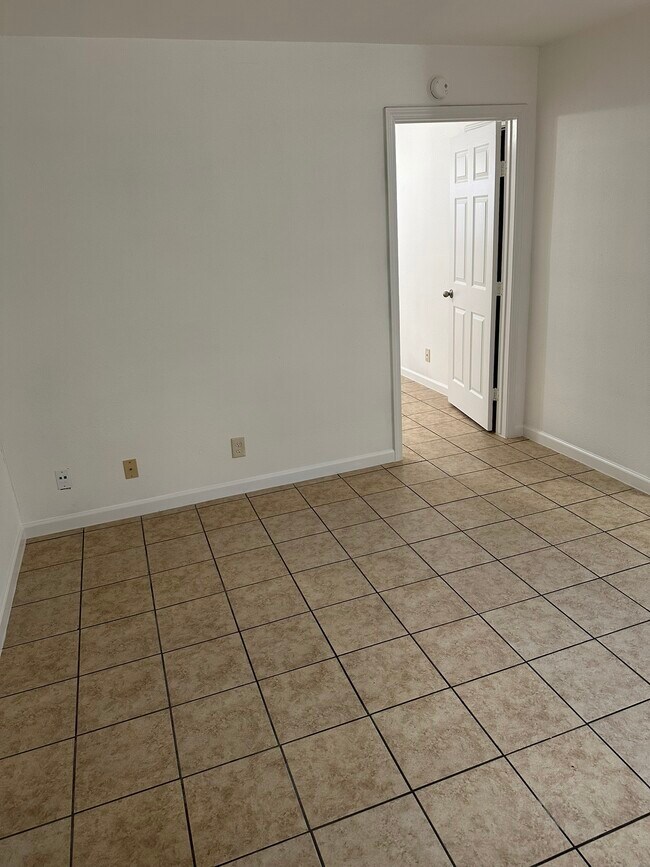 Building Photo - 301 Avondale St