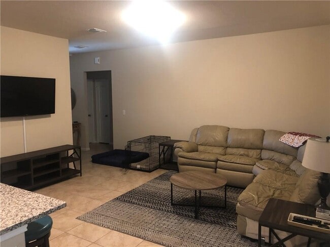 Building Photo - 2204 Bettylou Ln