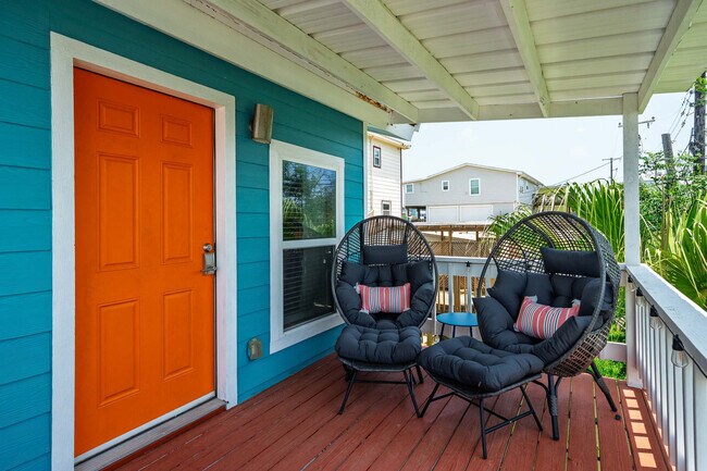 Building Photo - 602 N Palimino Dr
