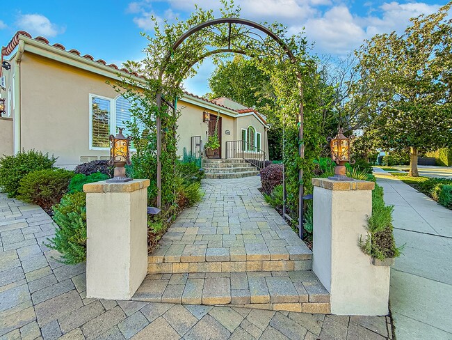 Building Photo - Upgraded Sherman Oaks 4+4 home - Ready for Move In!