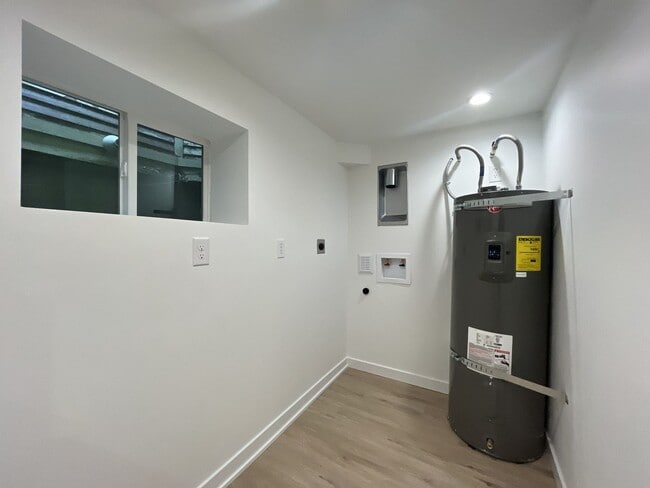 Building Photo - Large NW Portland Home Near Shops & Restaurants with Finished Basement & Bay Windows