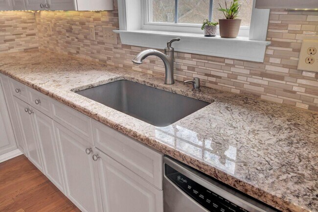 Building Photo - 1428 Bloomingdale Ln