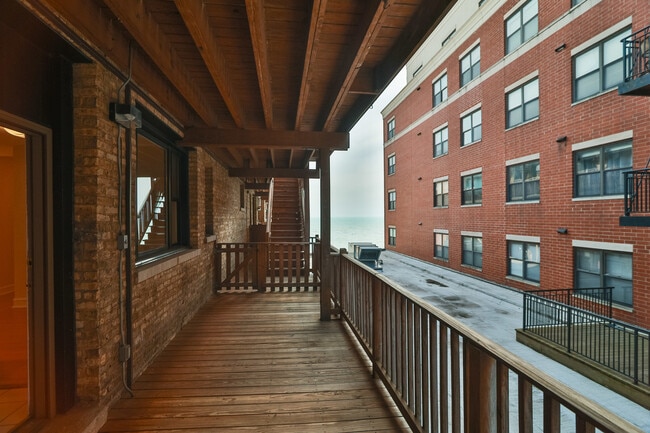 Building Photo - 7631 N Eastlake Terrace