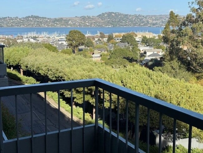 Building Photo - Newly Updated Condo with In-Unit Laundry and View