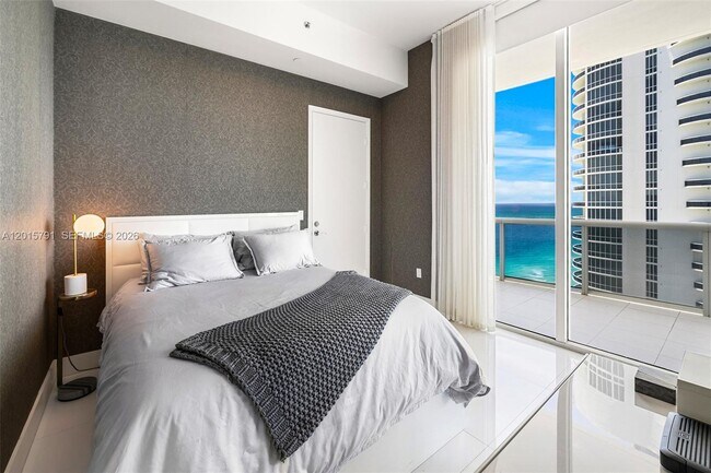 Building Photo - 15901 Collins Ave