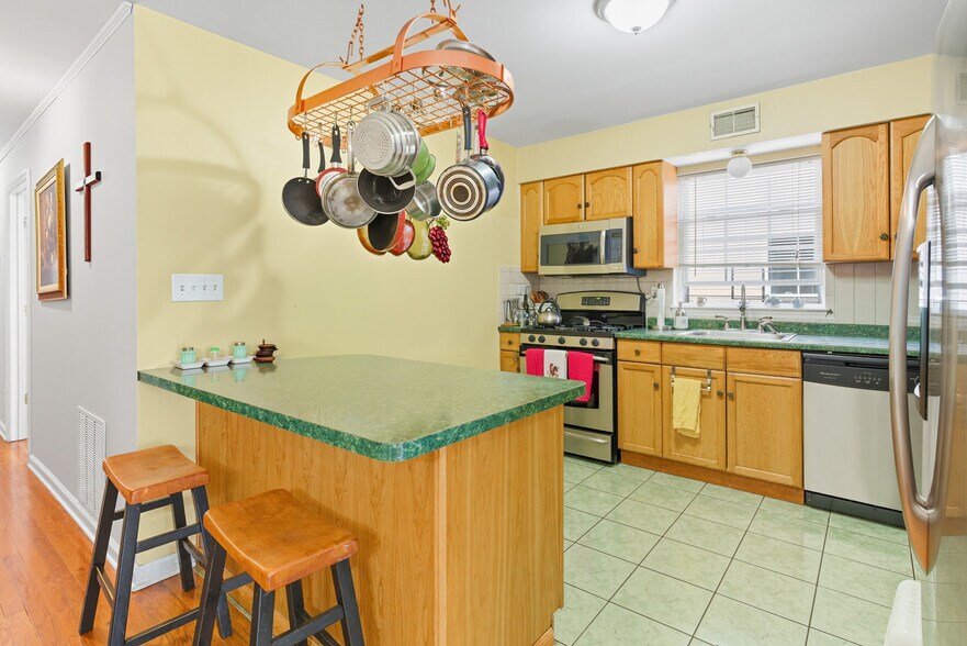 Eat-in Kitchen - 283 Orange St
