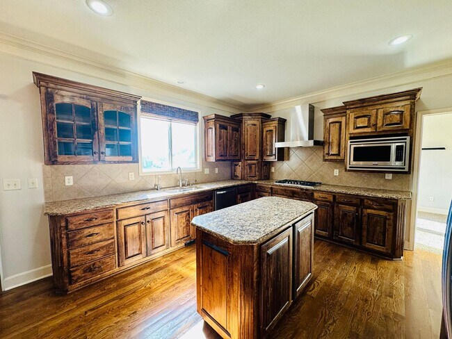 Building Photo - {20067} Custom Built Home in Woodland Mano...