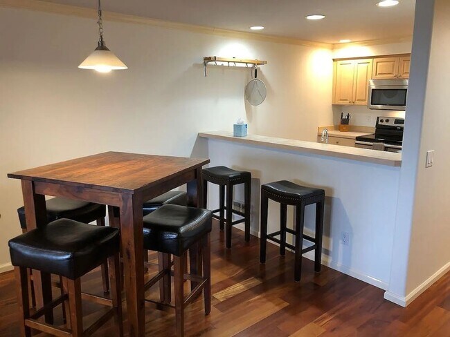 Building Photo - Fresh & Contemporary 1 bed, 1 bath with la...
