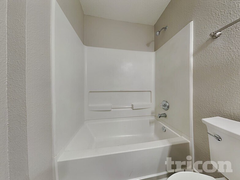 Building Photo - 8039 Retreat Ln