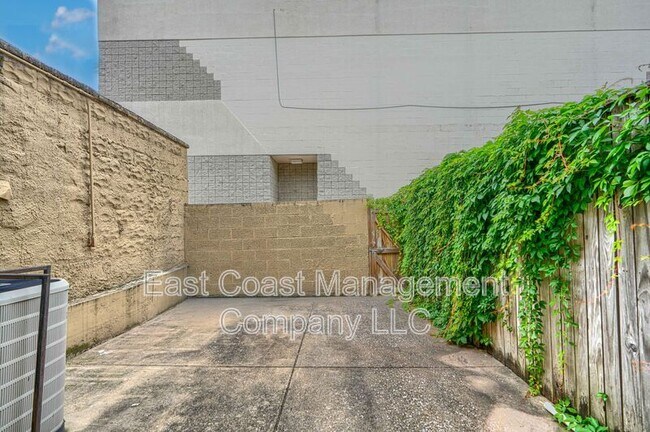 Building Photo - 2102 E Biddle St