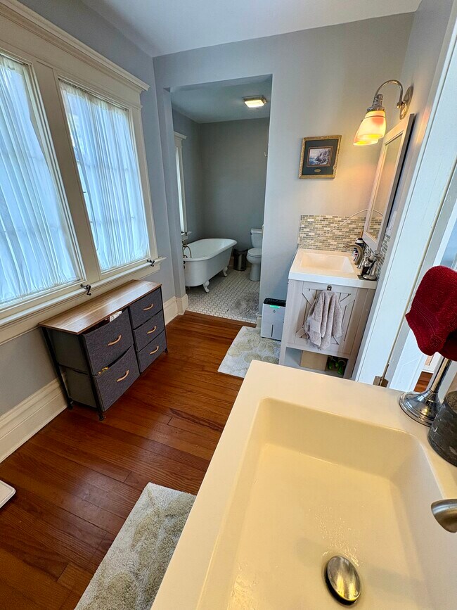 Building Photo - 2043 Dellwood Ave