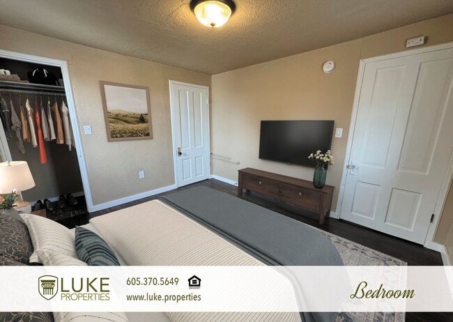 Building Photo - 310 W 18th St