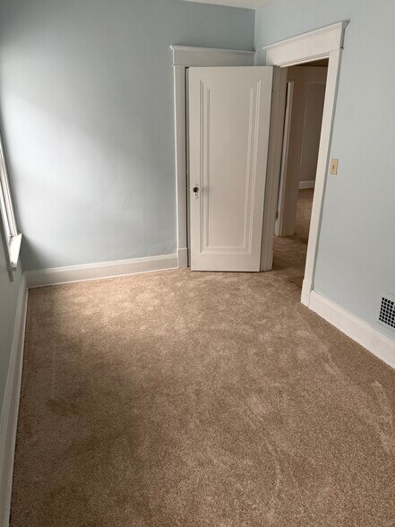 Building Photo - 75 Shoshone St