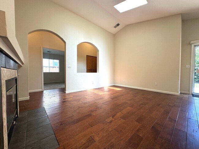 Building Photo - Single Story 3 Bed 2 Bath in Apple Hill!