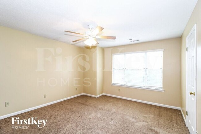 Building Photo - 700 Walnut Woods Cove S