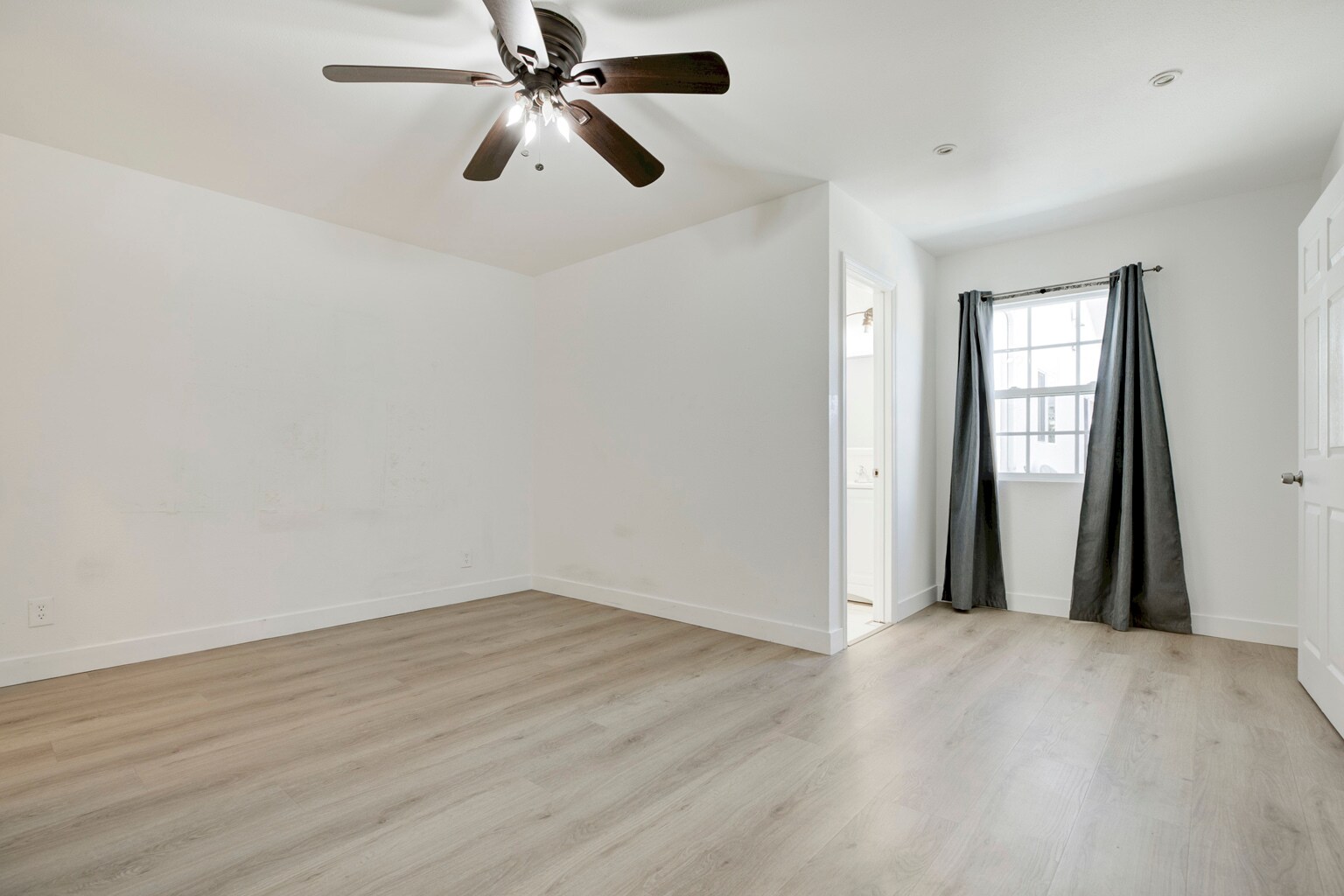 Building Photo - 8852 Morehart Ave