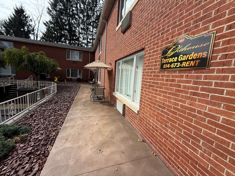 Building Photo - 302 15th St