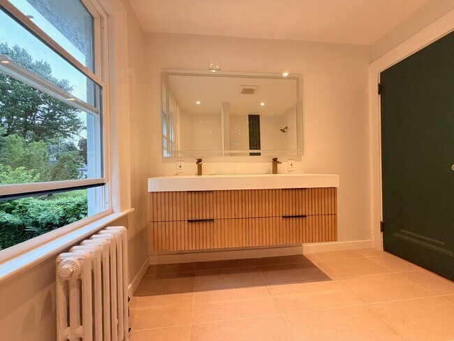 Building Photo - 160 Clairmont Terrace