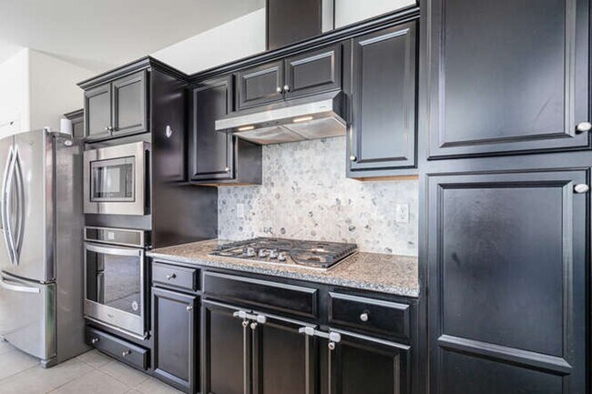 Building Photo - Charming Riverstone Home with Spacious Kitchen Island & Private Backyard