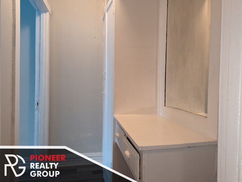 Building Photo - 429 W Roscoe St