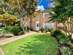 Building Photo - Amazing 3 Bedroom Townhome with Fenced Bac...