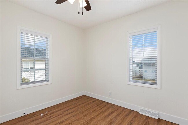 Building Photo - 635 Albion Ave