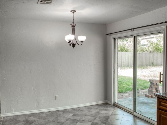 Building Photo - 3 Bedroom 2 Bath home in Shawnee!