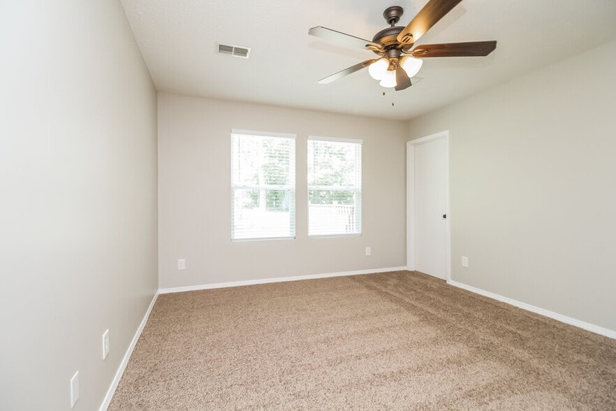 Building Photo - 2735 Sutherland Dr