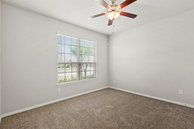 Building Photo - 30931 Roanoak Woods Dr