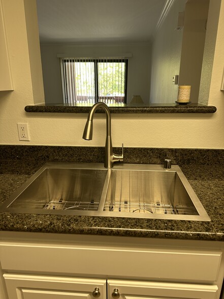 Building Photo - 12067 Alta Carmel Ct