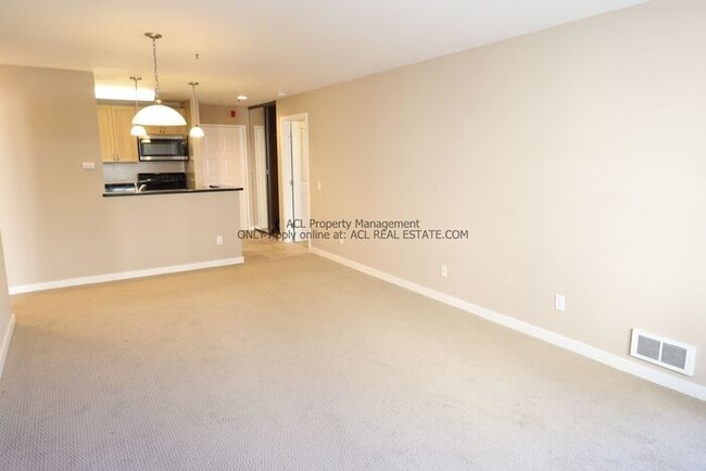 Building Photo - Perectly Located, **PET FRIENDLY** Spacious, 2bed/ 2bath, Emeryville Condo For Rent
