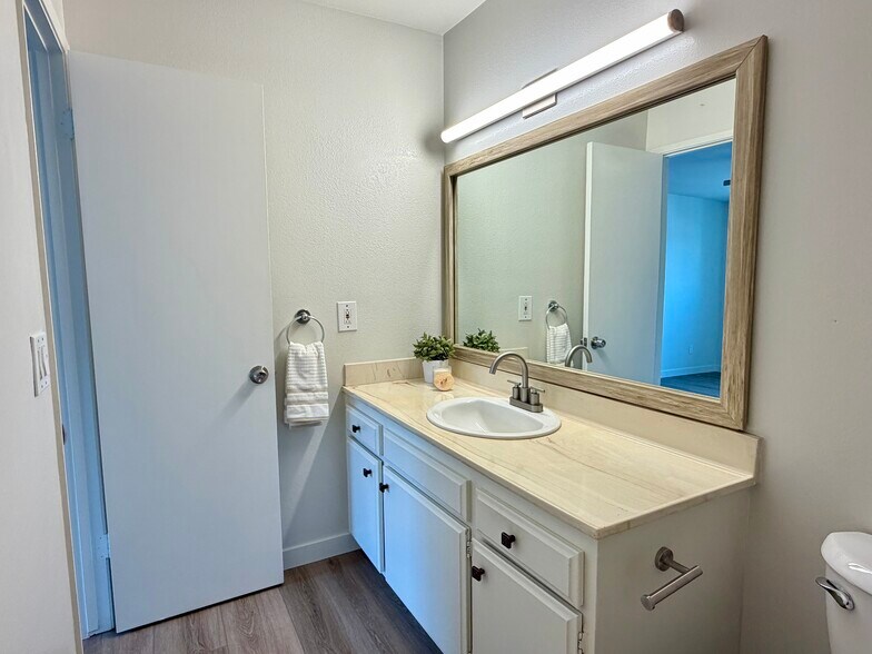 Building Photo - 1114 W 163rd St