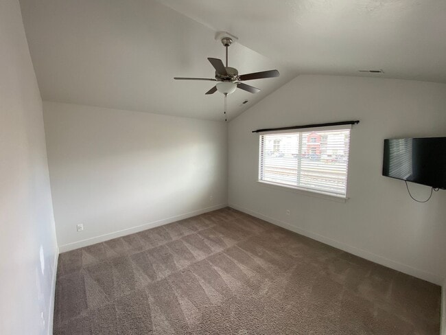 Building Photo - Beautiful House with basement apartment