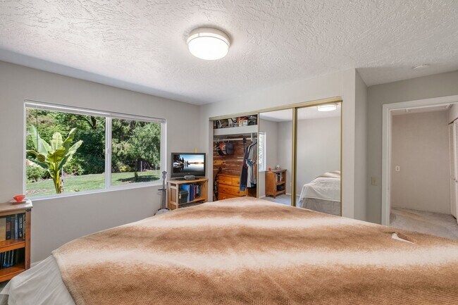 Building Photo - Rare Home on Creek Front Property!