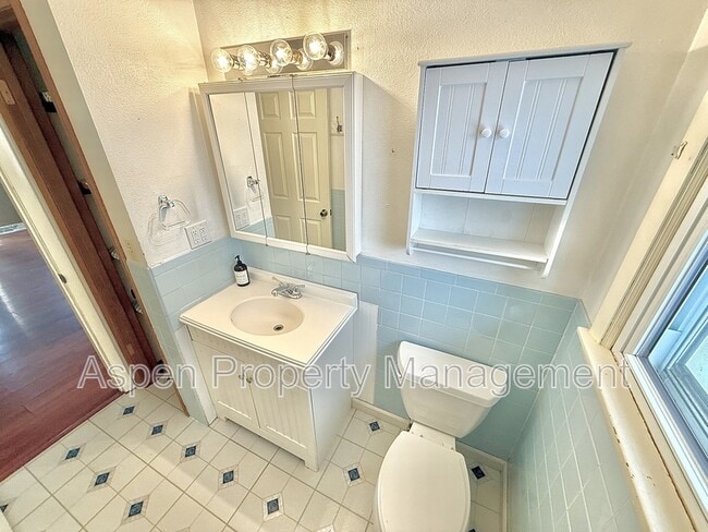 Building Photo - 1704 Parkway Dr