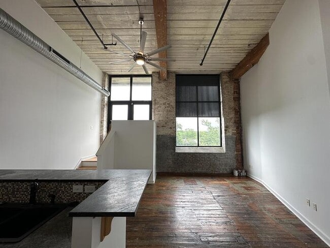 Building Photo - 300 South St
