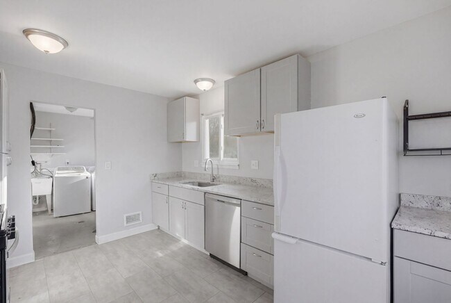Building Photo - Come see your new home!