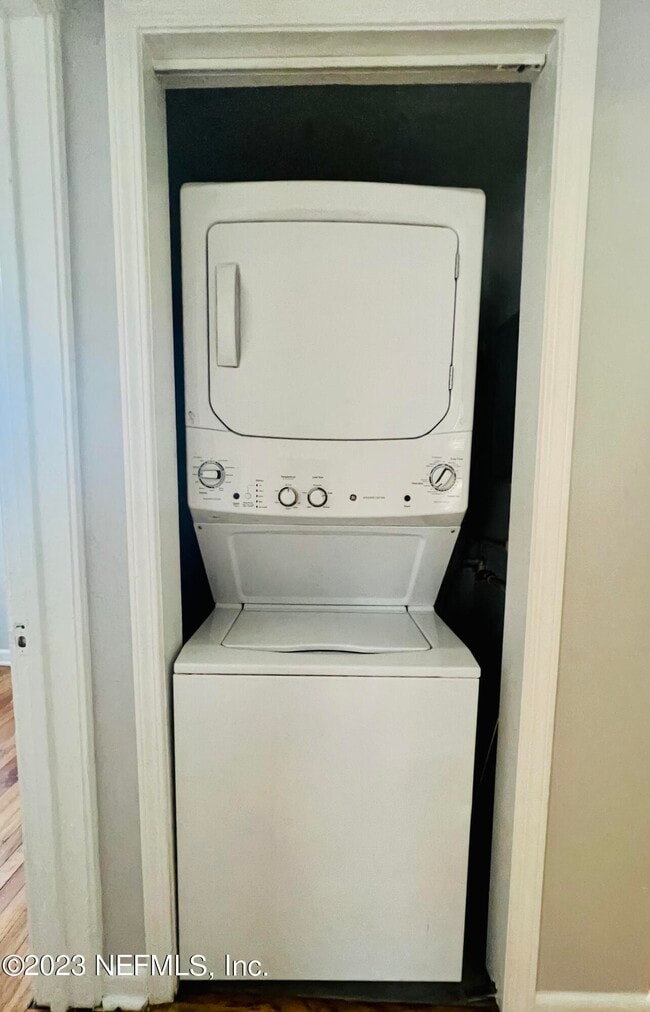 Building Photo - 2105 Kingswood Rd